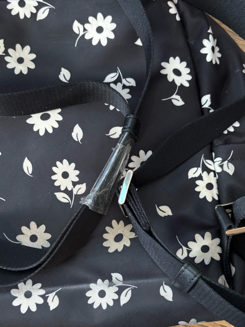 Damaged kate spade black backpack with white daisy print - Picture 5 of 5